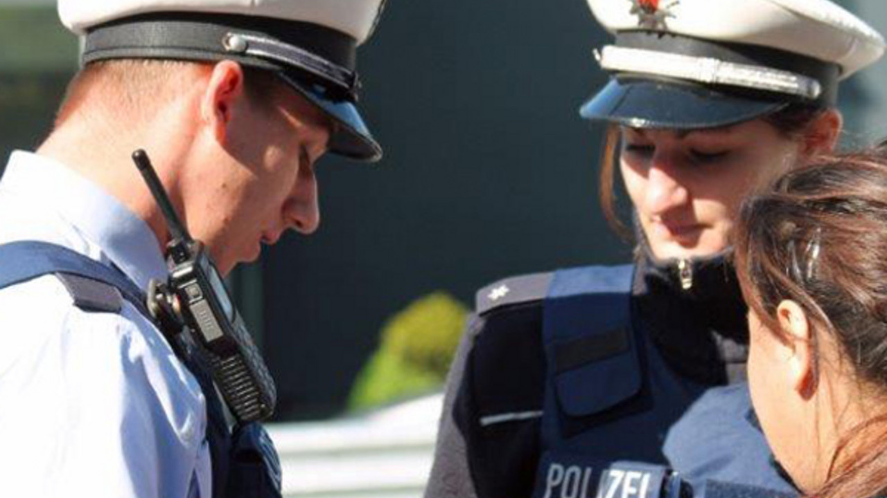 Polizisten beraten sich