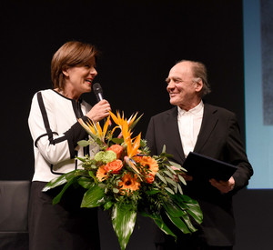 Ministerpräsidentin Malu Dreyer bei der Verleihung der Carl-Zuckmayer Medaille des Landes Rheinland-Pfalz an Bruno Ganz
