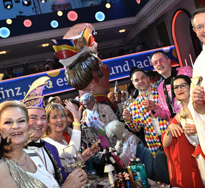 Ministerpräsident Alexander Schweitzer mit Ehrengästen bei Mainz bleibt Mainz.