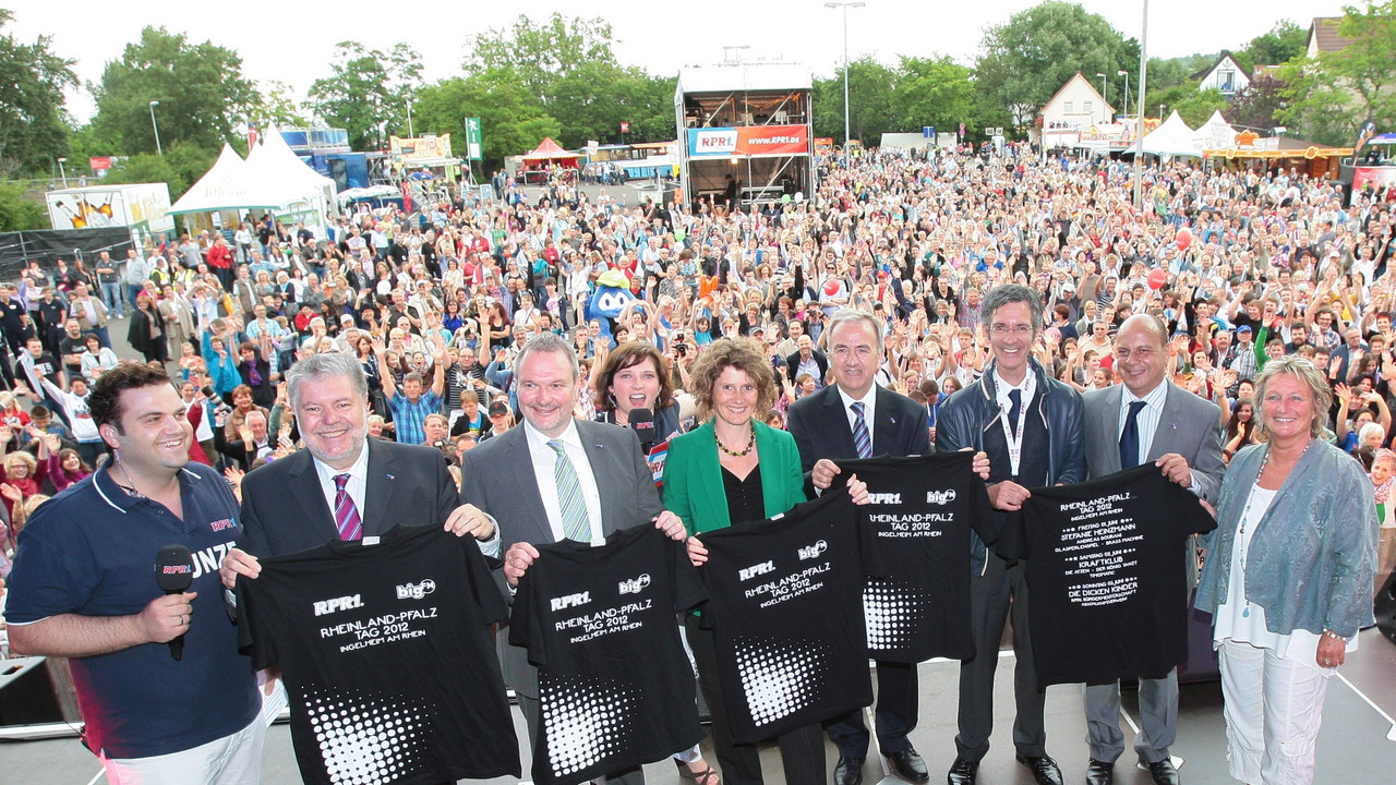 Die Eröffnung des RLP-Tags auf der RPR1.-Bühne. Vl.: Kunze, Ministerpräsident Kurt Beck, Oberbürgermeister Ralf Claus, Nadja, Wirtschaftsministerin Eveline Lemke, Landrat Claus Schick, RPR1.-Geschäftsführer Kristian Kropp, MdB Michael Hartmann, Fami