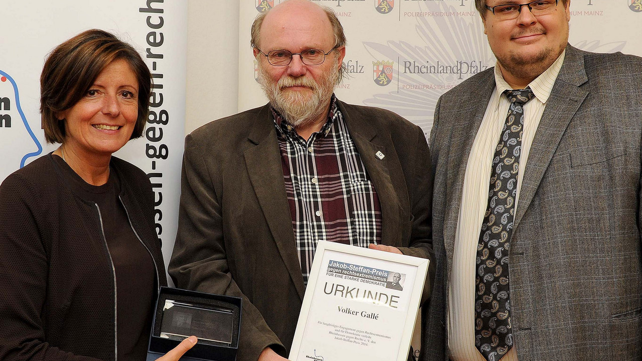 Überreichung des Jakob-Steffan-Preises an Volker Gallé durch Malu Dreyer und den Vorsitzenden des Vereins „Rheinhessen gegen Rechts e.V.“ Roland Schäfer; Foto: Kristina Schäfer / © Staatskanzlei