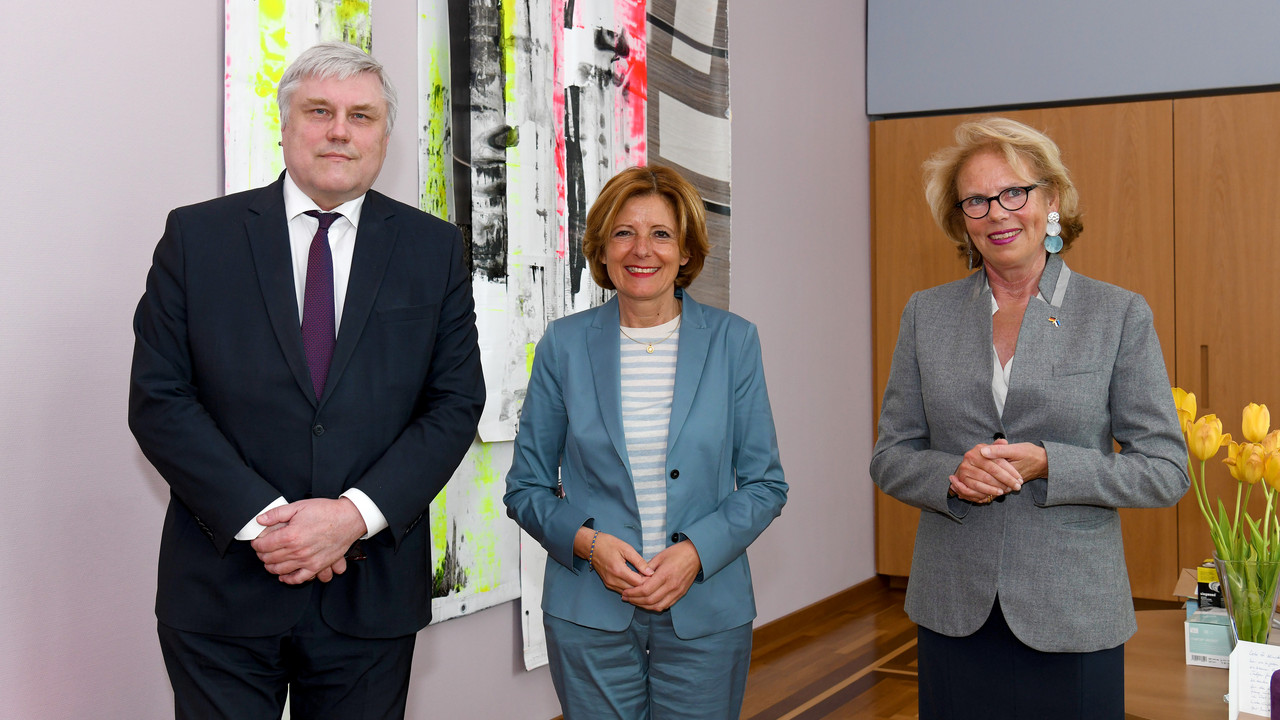 Ministerpräsidentin Malu Dreyer mit dem Botschafter der Republik Estland, Alar Streimann, und der estnischen Honorarkonsulin Astrid von der Malsburg