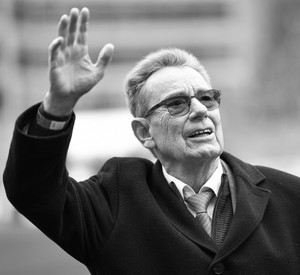 Der Ehrenpräsident des 1. FC Kaiserslautern ist im Alter von 80 Jahren verstorben.
