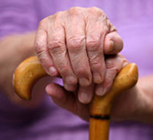 Seniorin mit Gehstock