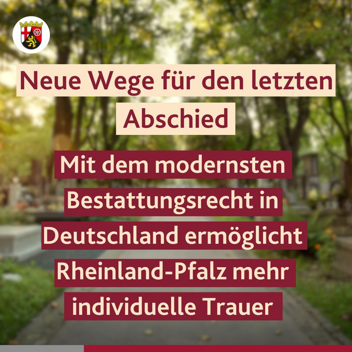 Im Vordergrund des Bildes steht der Text: "Neue Wege für den letzten Abschied - Mit dem modernsten Bestattungsrecht in Deutschland ermöglicht Rheinland-Pfalz mehr individuelle Trauer". Im Hintergrund des Bildes sieht man verschwommen einen Waldfriedhof.