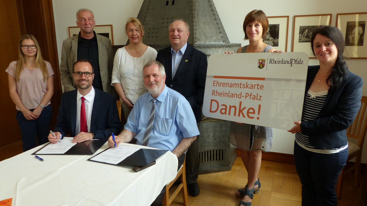 Staatssekretär Clemens Hoch (v. l.), Bürgermeister Gebhardshain Konrad Schwan, hintere Reihe: Praktikantin VG Gebhardshain, Bernd Kohnen -Leiter der Kreisvolkshochschule, Petra Stockschläder -zuständige Sachbearbeiterin VG Gebhardshain, Landrat Michael Lieber, Sefanie Neuhoff -Leiterin Kreismusikschule, Andrea Rohrbach -Ehrenamtskoordinatorin Landkreis Altenkirchen. 