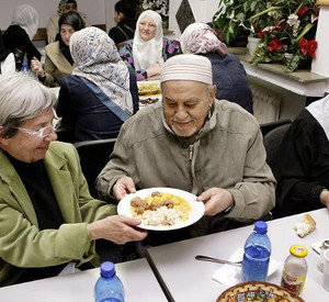 Gemeinsames Fastenbrechen zwischen Nichtmuslimen und Muslimen; Bild: dpa