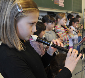 Schulkinder spielen Blockflöte; Bild: dpa