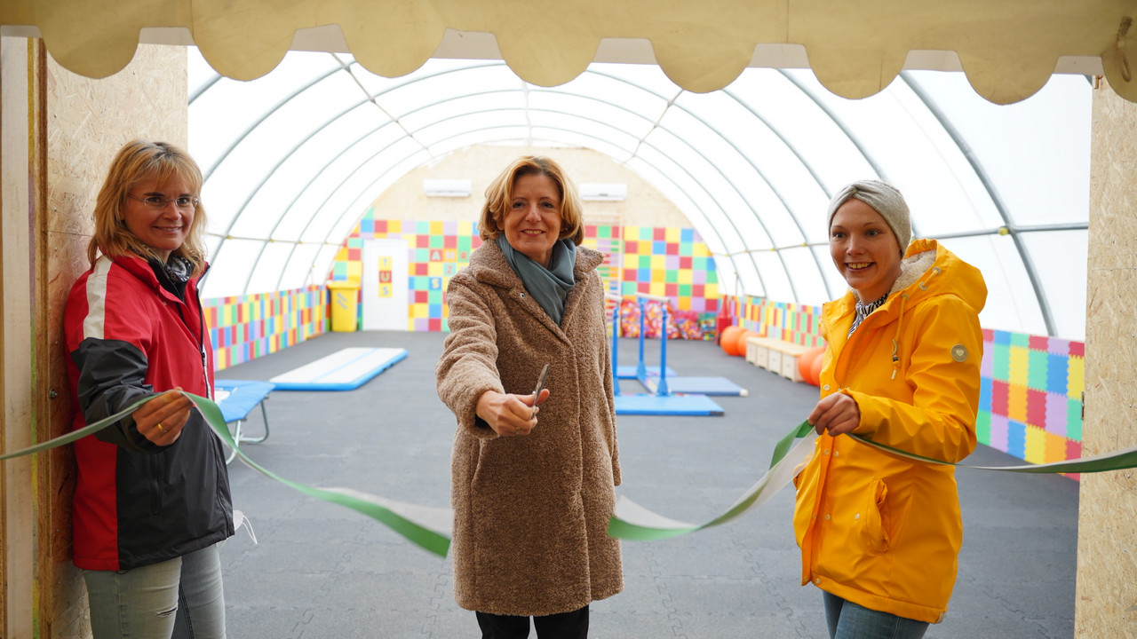 Eröffnung einer provisorischen Turnhalle in Ahrweiler