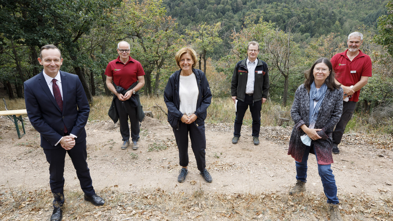 Wirtschaftsminister Dr. Volker Wissing, Ministerpräsidentin Malu Dreyer und Umweltministerin Ulrike Höfken mit Vertretern von Landesforsten Rheinland-Pfalz