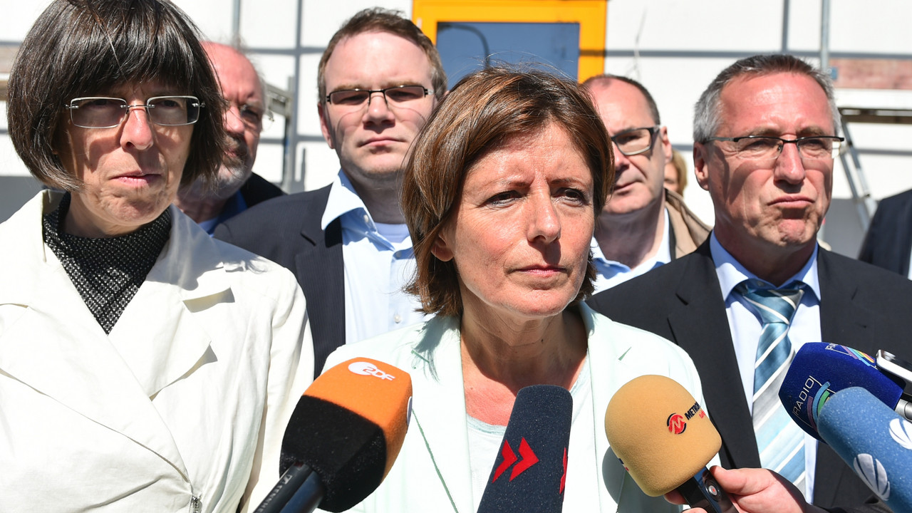 Ministerpräsidentin Malu Dreyer mit Integrationsstaatssekretärin Margit Gottstein und Innenstaatssekretär Günter Kern vor Ort; Foto: dpa