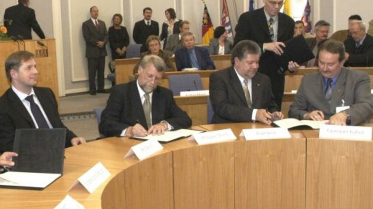 Vertragsunterzeichnung 2003; Bild: rlp-Achiv, Benz