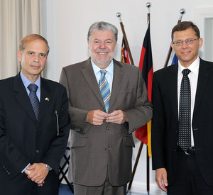 Botschafter des Staates Israel, Yakov Hadas-Handelsman, Ministerpräsident Kurt Beck und der Generalkonsul Israels, Herr Tibor Shalev-Schlosser; Bild: Stefan Sämmer / © Staatskanzlei