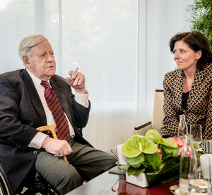 Ministerpräsidentin Malu Dreyer bei einem Treffen mit Helmut Schmidt im Juni 2013