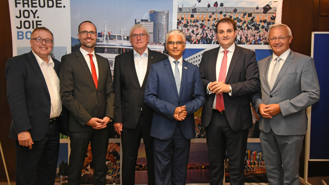 Clemens hoch gemeinsam mit der Abstimmungsrunde zum Bonn-Vertrag
