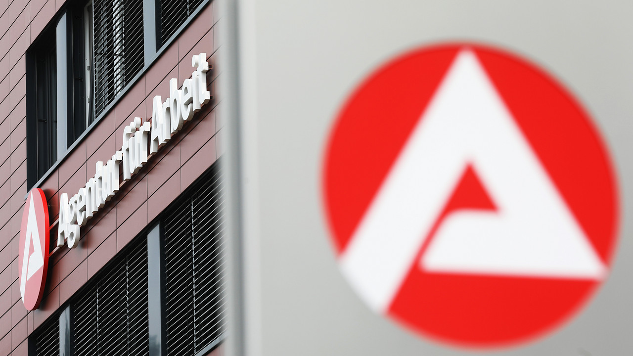 Gebäude und Logo der Agentur für Arbeit.