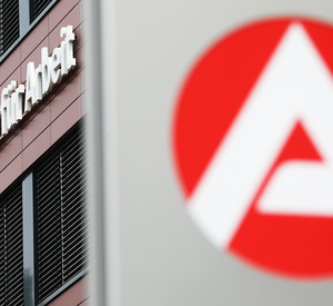 Gebäude und Logo der Agentur für Arbeit.