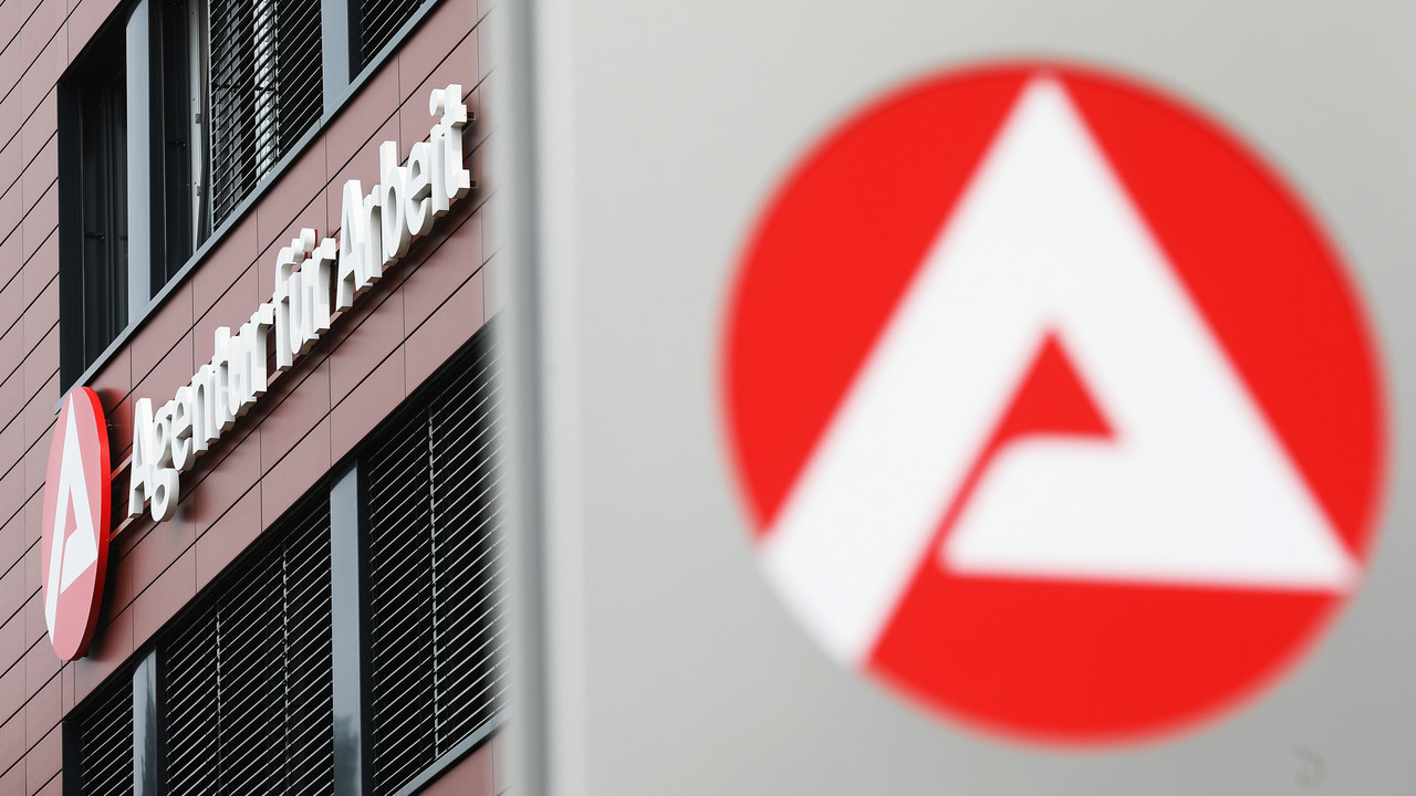 Gebäude und Logo der Agentur für Arbeit.