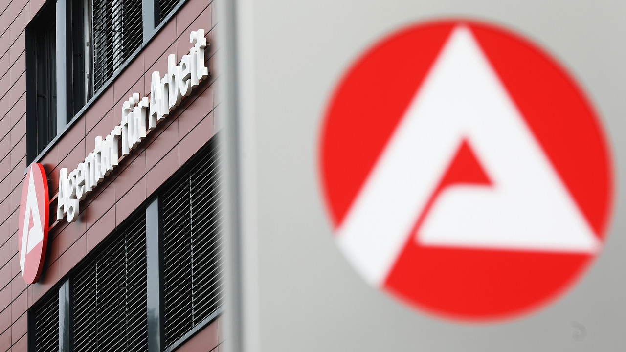 Gebäude und Logo der Agentur für Arbeit.