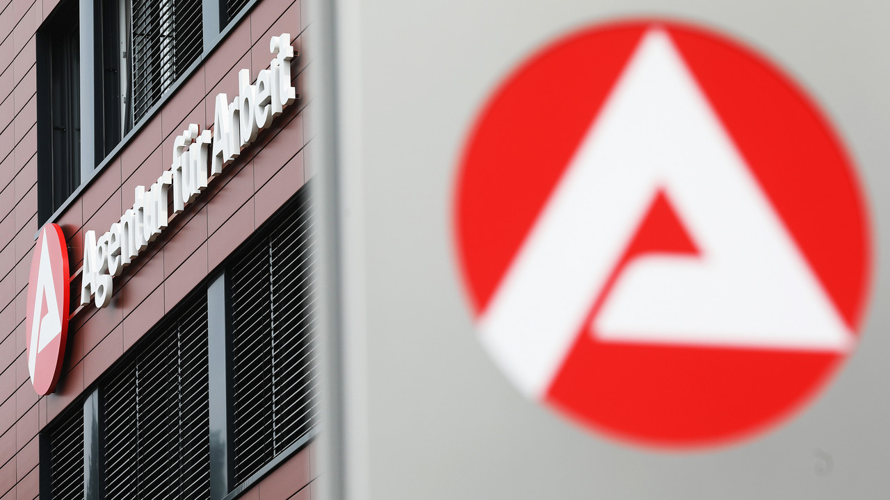 Gebäude und Logo der Agentur für Arbeit.