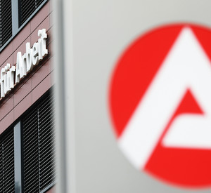 Gebäude und Logo der Agentur für Arbeit.