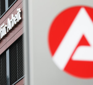 Gebäude und Logo der Agentur für Arbeit.