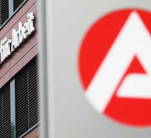 Gebäude und Logo der Agentur für Arbeit.