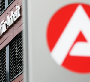 Gebäude und Logo der Agentur für Arbeit.