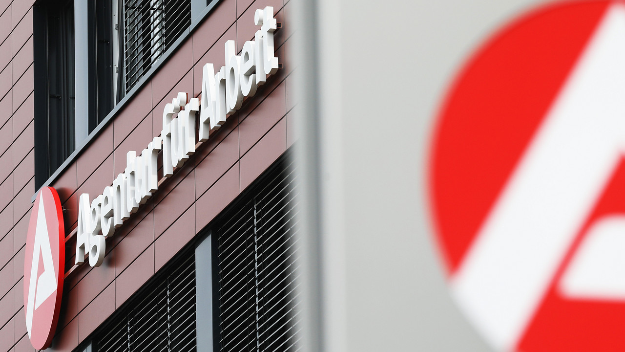 Gebäude und Logo der Agentur für Arbeit.