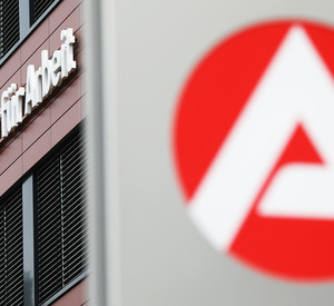 Gebäude und Logo der Agentur für Arbeit.