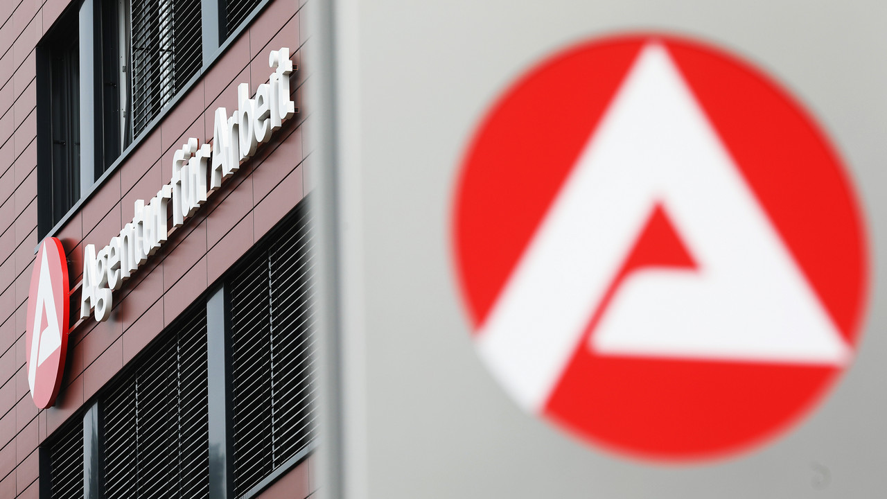 Gebäude und Logo der Agentur für Arbeit.