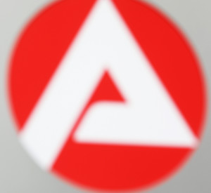 Gebäude und Logo der Agentur für Arbeit.