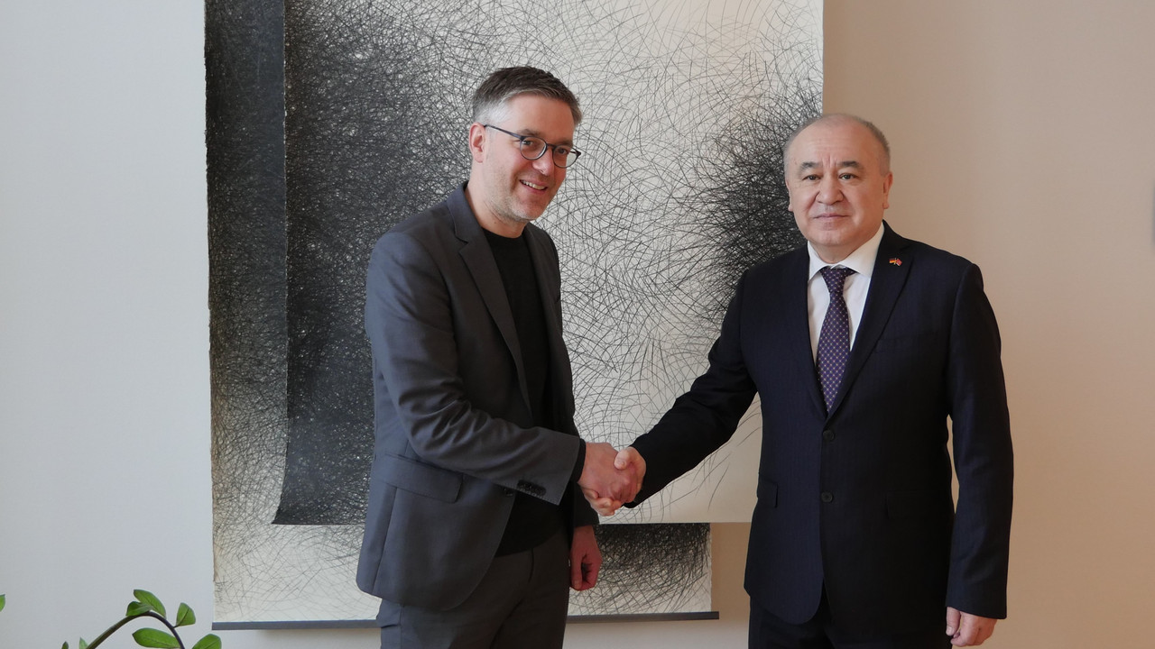 Staatssekretär Fabian Kirsch und der Botschafter der Republik Kirgisistan, S. E. Omurbek Tekebaev.