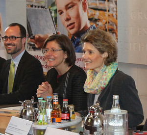 Ministerpräsidentin Malu Dreyer, Wirtschaftsministerin  Eveline Lemke und der Chef der Staatskanzlei, Clemens Hoch, am Ovalen Tisch; Bild: Sämmer / © Staatskanzlei RLP