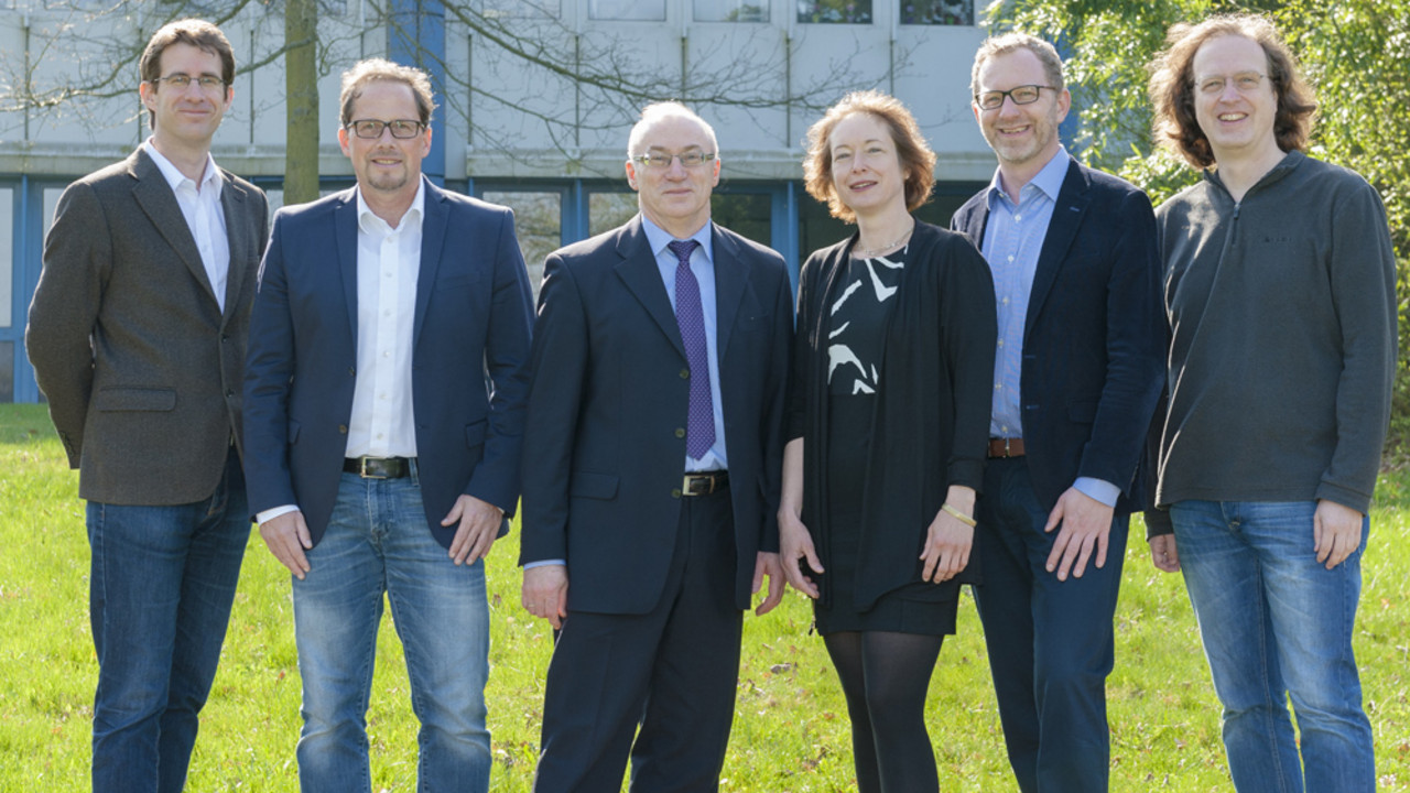 Die DFG-Kolleg-Forschergruppe (v.l.): Ralf Hertel (Anglistik), Andre Klump (Romanistik), Alexander Bierich, Henrieke Stahl (Slavistik), Andreas Regelsberger (Japanologie), Christian Soffel (Sinologie).