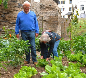Gartenarbeit in Andernach; Bild: Christoph Maurer