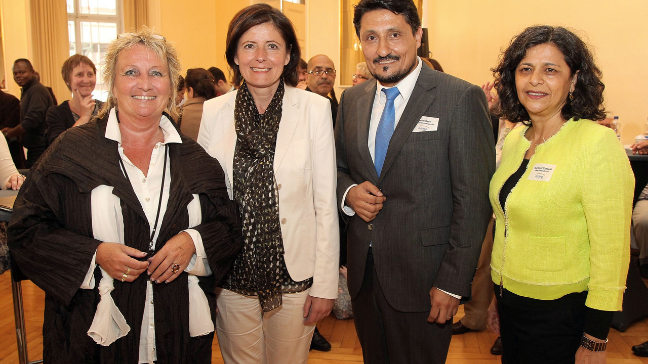 Von links: Integrationsministerin Irene Alt, Ministerpräsidentin Malu Dreyer, Vorsitzender Selim Özen, Geschäftsführerin Nurhayat Caupolat; Foto: Stefan Sämmer / © Staatskanzlei