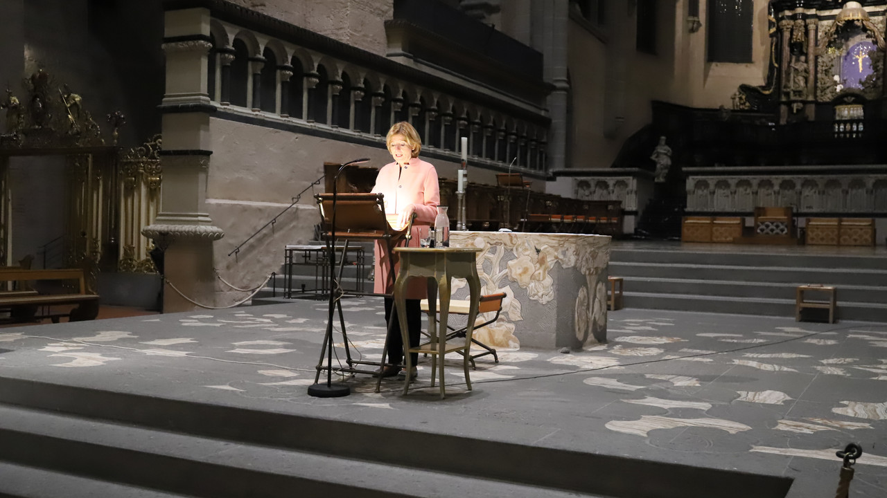Ministerpräsidentin Malu Dreyer bei der Veranstaltungsreihe „DomWort“ im Hohen Dom zu Trier.