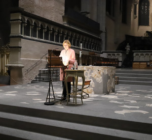 Ministerpräsidentin Malu Dreyer bei der Veranstaltungsreihe „DomWort“ im Hohen Dom zu Trier.
