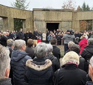 Auf dem Bild ist die Veranstaltung in Daleiden zum Volkstrauertag zu sehen.
