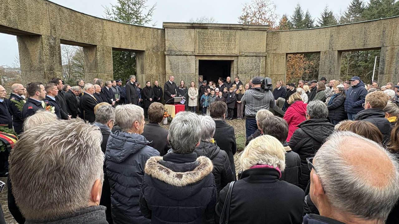 Auf dem Bild ist die Veranstaltung in Daleiden zum Volkstrauertag zu sehen.