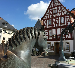 Der Rossmarkt mit dem Bronzepferd des Künstlers Gernot Rumpf liegt im Zentrum der Nibelungenstadt. 