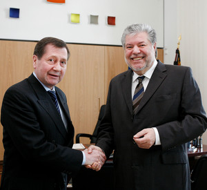 Ministerpräsident Kurt Beck mit dem russischen Botschafter in der Staatskanzlei am 08.04.2011; Bild: Vu /© Staatskanzlei
