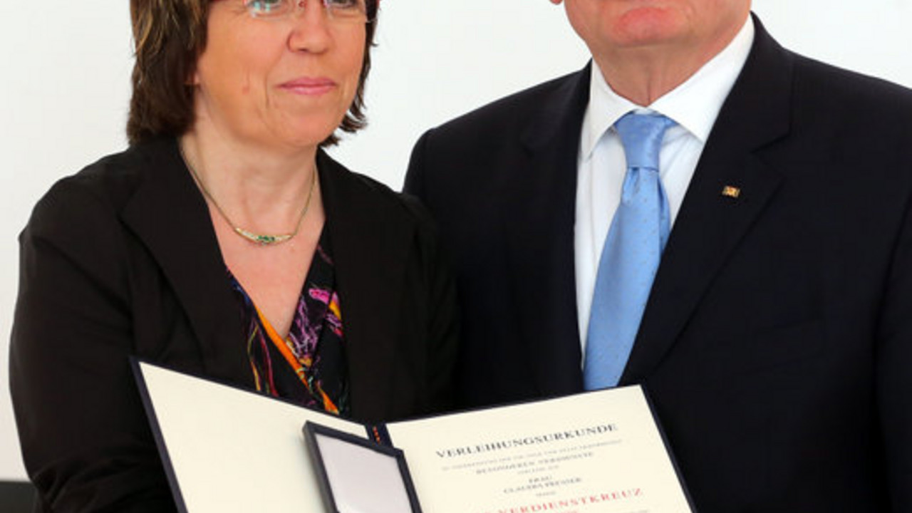 Bundespräsident Gauck überreicht den Orden an Claudia Presser in Berlin; Bild: dpa