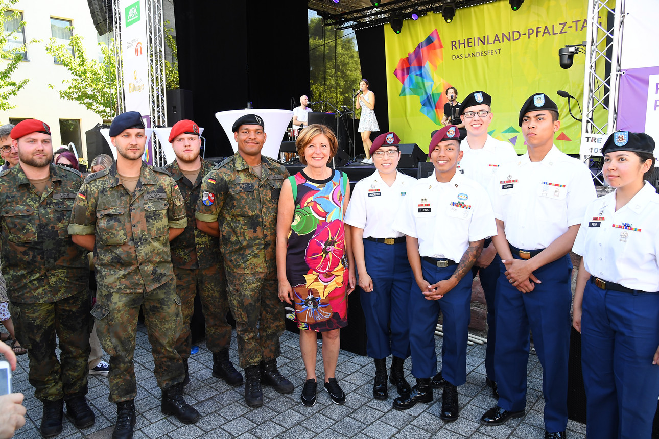 Vom 28. bis 30. Juni 2019 haben rund 100.000 Besucherinnen und Besucher den 35. Rheinland-Pfalz-Tag in der Trifelsstadt Annweiler gefeiert. Mit insgesamt vier Schwerpunktthemen, das Historische -, das Kulinarische -, das Aktive - sowie das Innovative Trifelsland, konnte die Region und insbesondere die Stadt, welche auch ihr 800-jähriges Stadtrechtsjubiläum feierte, auf vielfältige Weise erlebt und entdeckt werden.