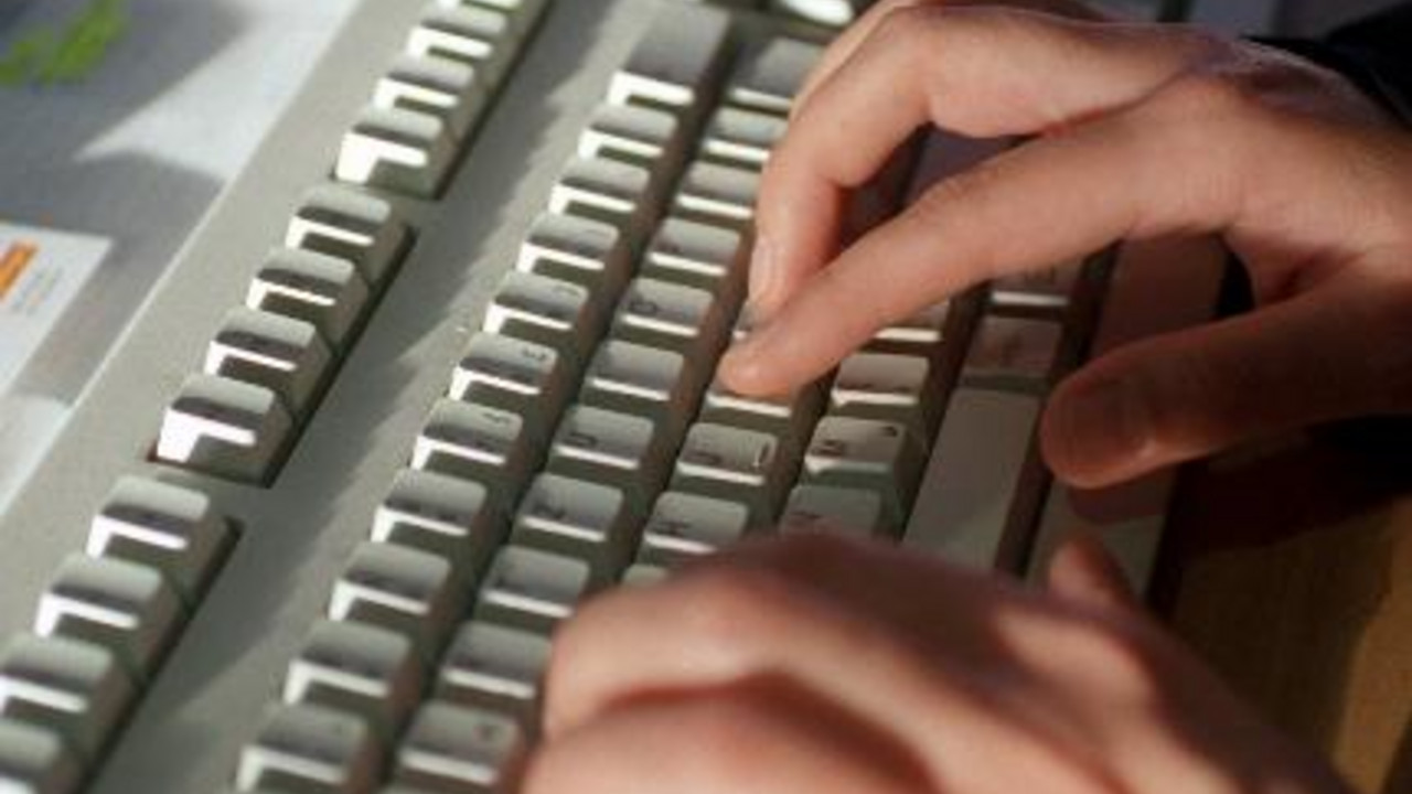 Hände an einer PC-Tastatur; Bild: dpa-Archiv