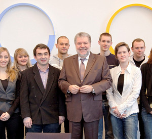 Ministerpräsident Kurt Beck mit Azubis