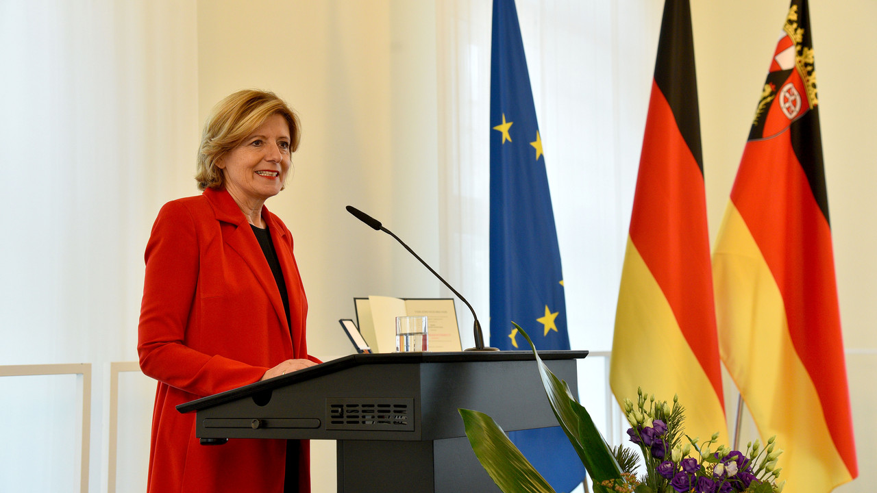 Ministerpräsidentin Malu Dreyer bei der Verleihung des Bundesverdienstordens an Hans-Georg Schnücker