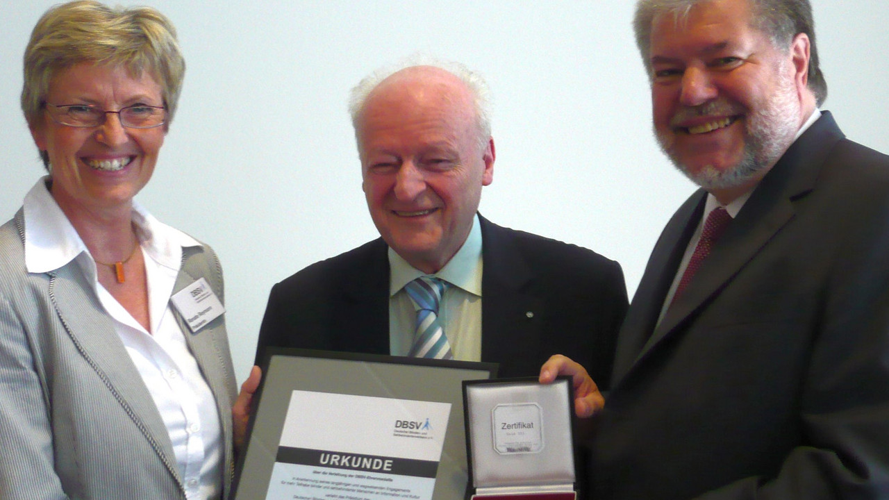 Übergabe der Ehrenmedaille des DBSV an Ministerpäsident Beck; Bild: DBSV