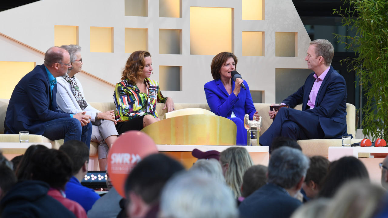 Ministerpräsidentin Malu Dreyer bei der "SWR Ehrensache" auf dem Ehrenamtstag in Ingelheim